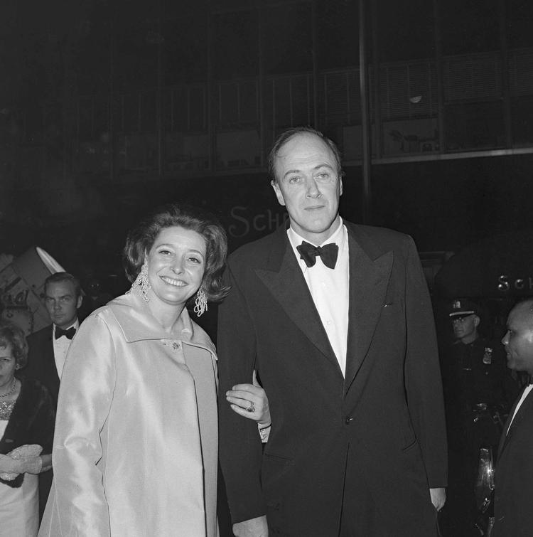     In a Dec. 10, 1968 file photo, actress Patricia Neal and her husband, writer Roald Dahl arrive for the premiere of "The Subject Was Roses, " in New York. To mark the September 2016 centennial of Dahl's birth, tributes will range from a "Traveling Trivia Tour" to a re-release of the 1971 film "Willy Wonka &amp; the Chocolate Factory, " starring Gene Wilder. New editions of "James and the Giant Peach, " "The Witches" and other classics are being published, along with the "Oxford Roald Dahl Dictionary." Steven Spielberg's adaptation of "The BFG, " starring Mark Rylance, will show this month at the Cannes Film Festival and will open in theaters in July. (AP Photo/Dave Pickoff, File)   Foto: Dave Pickoff/Ritzau Scanpix