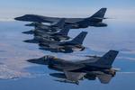 Ukraine ønsker sig brændende vestlige kampfly, men Vesten tøver. Foto: South Korean Defence Ministry/Ritzau Scanpix