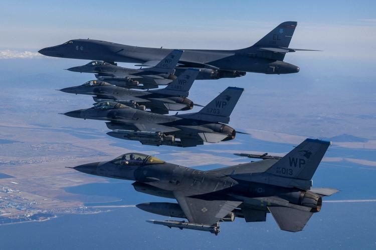 Ukraine ønsker sig brændende vestlige kampfly, men Vesten tøver. Foto: South Korean Defence Ministry/Ritzau Scanpix