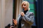Miljøaktivist Erin Brockovich talte de de ramte borgere i East Palestine, Ohio, ved et fællesmøde i byen forleden. Foto: Alan Freed/Ritzau Scanpix