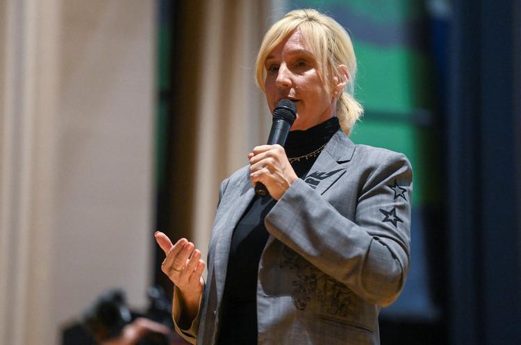 Miljøaktivist Erin Brockovich talte de de ramte borgere i East Palestine, Ohio, ved et fællesmøde i byen forleden. Foto: Alan Freed/Ritzau Scanpix
