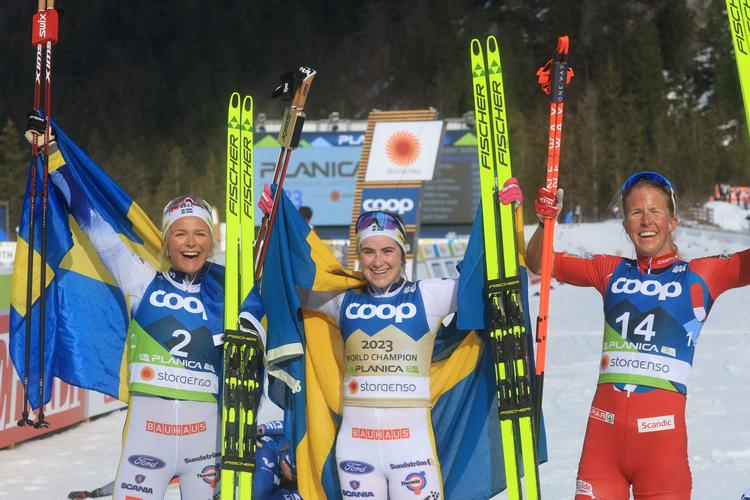 Ebba Karlsson (i midten) vandt guld i skiathlon foran landsmanden Frida Karlsson (tv.) og norske Astrid Øyre Slind. Foto: Borut Zivulovic/Ritzau Scanpix