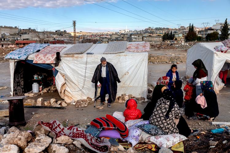 40-50 mennesker boede efter jordskælvet på en åben byggeplads i telte. Kamal Alan 81 år bor med to af sine sønner og deres familie på byggegrund i Sanliurfa. Foto: Jacob Ehrbahn