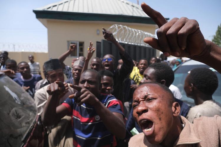 Vi har ikke billeder fra stormløbet i Lagos, men valget i Nigeria har været præget af flere problemer. Foto: Kola Sulaimon/Ritzau Scanpix