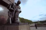     Der er flere russiske mindesmærker i Berlin - det største på billedet er i Treptower Park i det tidligere Østberlin. Ved genforeningen forpligtede Tysklands regering sig til at vedligeholde alle sovjetiske mindesmærker i Tyskland. Arkivfoto Morten Langkilde