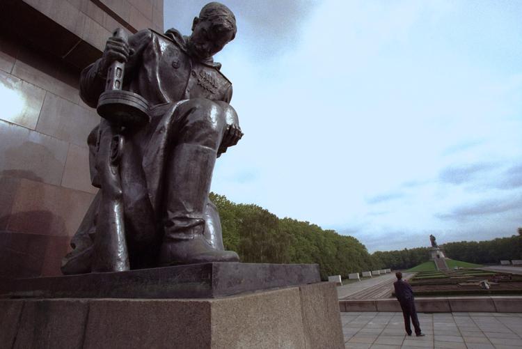     Der er flere russiske mindesmærker i Berlin - det største på billedet er i Treptower Park i det tidligere Østberlin. Ved genforeningen forpligtede Tysklands regering sig til at vedligeholde alle sovjetiske mindesmærker i Tyskland. Arkivfoto Morten Langkilde