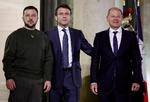 Volodymyr Zelenskys (tv) sammen med Frankrigs Emmanuel Macron og Tysklands Olaf Scholz i Elysee-paladset tidligere på måneden, hvor han angiveligt blev bedt om at »tage vanskelige beslutninger«. Foto: Sarah Meyssonnier/Ritzau Scanpix