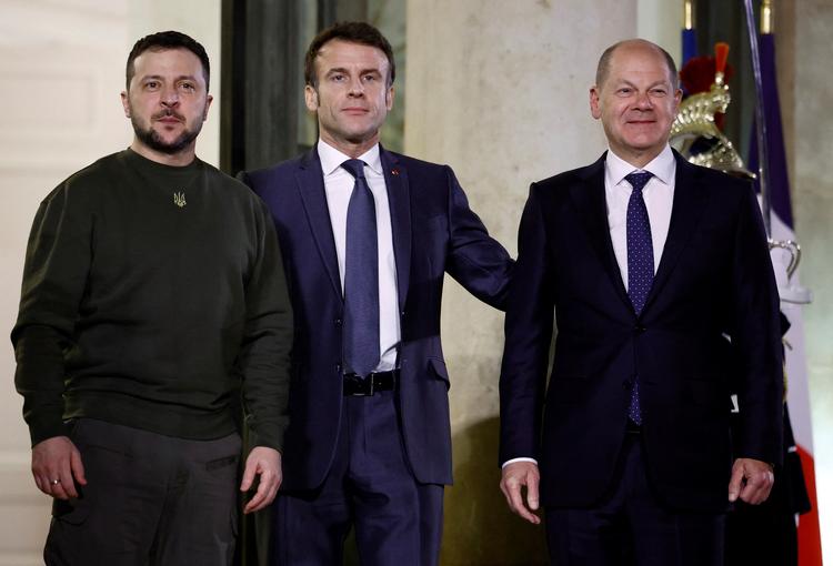 Volodymyr Zelenskys (tv) sammen med Frankrigs Emmanuel Macron og Tysklands Olaf Scholz i Elysee-paladset tidligere på måneden, hvor han angiveligt blev bedt om at »tage vanskelige beslutninger«. Foto: Sarah Meyssonnier/Ritzau Scanpix