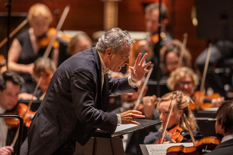 Fabio Luisi dirigerede Brahms' rekviem med ro i DR Koncerthuset. Her er han fotograferet ved en tidligere Torsdagskoncert. Arkivfoto Finn Frandsen