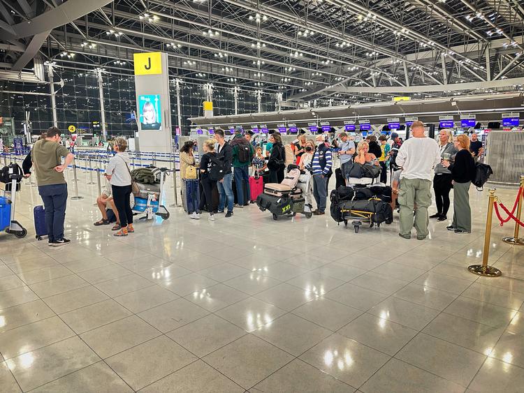 Fra lufthavnen i Bangkok, tidlig morgen lokal tid, hvor nordiske turister vil være fanget i dagevis på grund af et forsinket lokalfly. Foto: Sanne Nørgaard