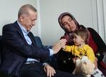Tyrkiets præsident, Recep Tayyip Erdogan, besøgte mandag Adiyaman-provinsen, hvor han undskyldte for de forsinkelser, der har præget nødhjælpen efter jordskælvet 6. februar og de efterfølgende efterskælv. Foto: Handout/Ritzau Scanpix