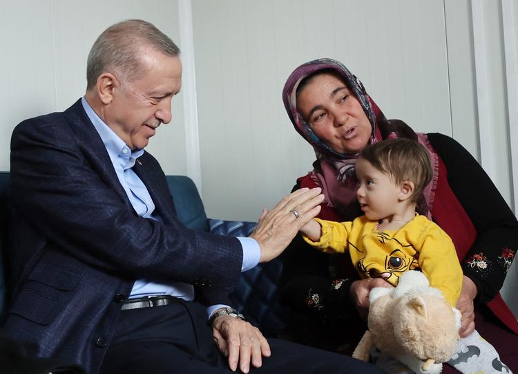 Tyrkiets præsident, Recep Tayyip Erdogan, besøgte mandag Adiyaman-provinsen, hvor han undskyldte for de forsinkelser, der har præget nødhjælpen efter jordskælvet 6. februar og de efterfølgende efterskælv. Foto: Handout/Ritzau Scanpix