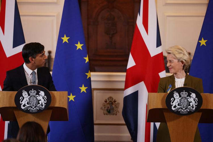 Den britiske premierminister indgik mandag en afgørende aftale med EU-Kommissionens formand Ursula von der Leyen,. Her holder de pressemøde om toldaftalen.   Foto: Pool/Ritzau Scanpix