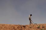 Islamisk Stat har angiveligt placeret mange landminer i Hama-provinsen i Syrien. Det kostede mandag 10 syrere på trøffeljagt livet. Her ses en kurdisk minerydder i 2017. Foto: Goran Tomasevic/Ritzau Scanpix
