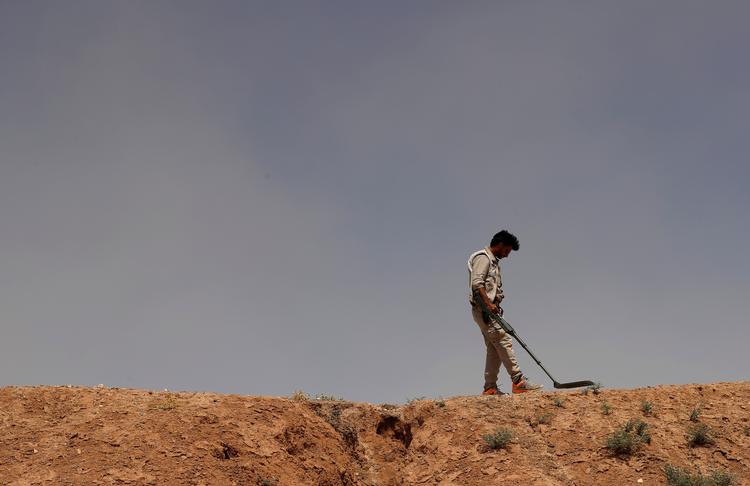 Islamisk Stat har angiveligt placeret mange landminer i Hama-provinsen i Syrien. Det kostede mandag 10 syrere på trøffeljagt livet. Her ses en kurdisk minerydder i 2017. Foto: Goran Tomasevic/Ritzau Scanpix