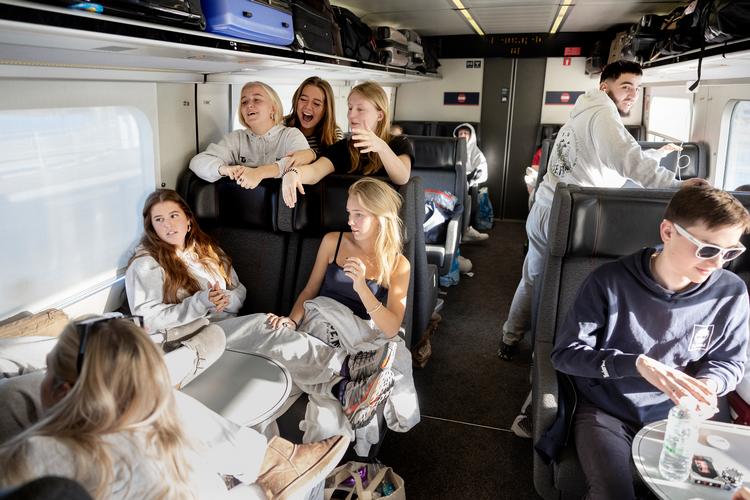 Allerede omkring Ringsted Station har 2. u fra Tårnby Gymnasum &amp; HF fuldstændig indtaget deres togvogn på rejsen mod Hamburg.  Foto: Thomas Borberg