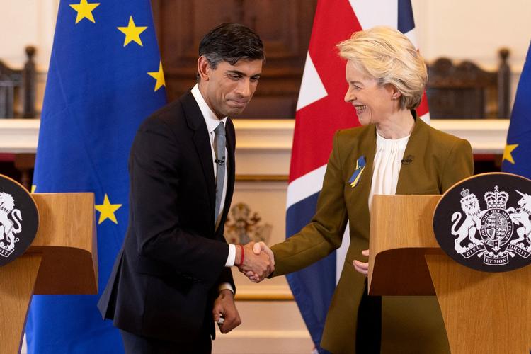 Med mandagens aftale afskaffes kontrollen på varer fra Storbritannien, der er tiltænkt salg i Nordirland. Her giver premierminister Rishi Sunak   og EU-Kommissionens formand Ursula von der Leyen hinanden hånd på aftalen.   Foto: Dan Kitwood/Ritzau Scanpix