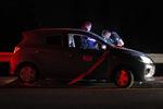 Israelsk politi undersøger bilen, hvor en amerikansk-israelsk statsborger blev skudt nær Jeriko på Vestbredden. Foto: Ahmad Gharabli/Ritzau Scanpix