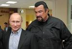 Her ses den amerikanske skuespiller Steven Seagal med den russiske præsident Vladimir Putin i 2013, da Seagal var på besøg i Moskva for at se en prominent wrestlingskole. Nu er den amerikanske skuespiller netop blevet hædret med en russisk orden af Putin.  Foto: Alexei Nikolsky/Ritzau Scanpix