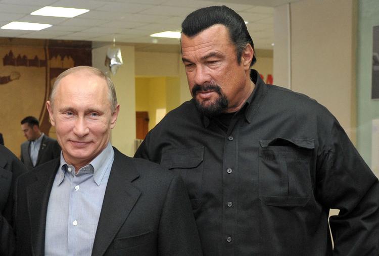 Her ses den amerikanske skuespiller Steven Seagal med den russiske præsident Vladimir Putin i 2013, da Seagal var på besøg i Moskva for at se en prominent wrestlingskole. Nu er den amerikanske skuespiller netop blevet hædret med en russisk orden af Putin.  Foto: Alexei Nikolsky/Ritzau Scanpix