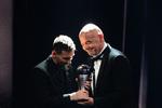 Lionel Messi fik overrakt det synlige bevis på kåringen som årets bedste fodboldspiller af Fifa-præsident Gianni Infantino ved det stort anlagte show i Paris. Foto: Franck Fife/Ritzau Scanpix