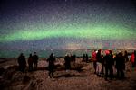 Mennesker forsamlet ved et flot nordlys på Hornbæk Strand ved Nordsjælland. Foto: Mads Claus Rasmussen/Ritzau Scanpix