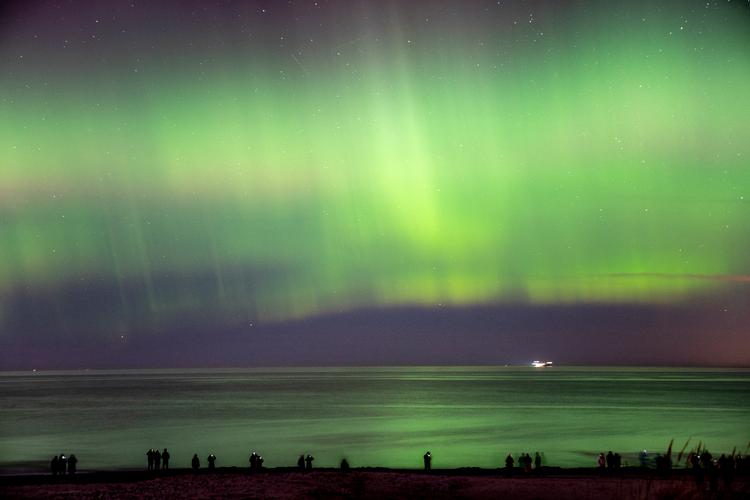 Nordlys over Danmark set fra Hornbæk Strand ved Nordsjælland sent mandag aften. Folk drog mod stranden for at opleve fænomenet. Foto: Mads Claus Rasmussen/Ritzau Scanpix