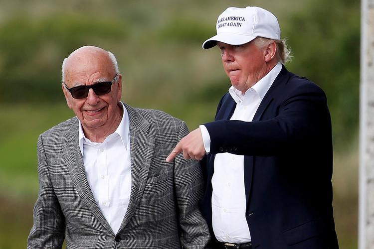Rupert Murdoch og Donald Trump i lykkeligere tider i 2016. Nu siger Fox-chefen, at hans værter støttede Trumps falske påstande om valgsvindel. Foto: Carlo Allegri/Ritzau Scanpix