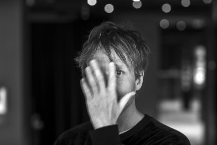 Tomas Lagermand Lundme har skrevet en roman om syv forskellige mennesker, der planlægger at stige på et tog, som skal bringe dem i døden. Foto: Anne Mie Dreves