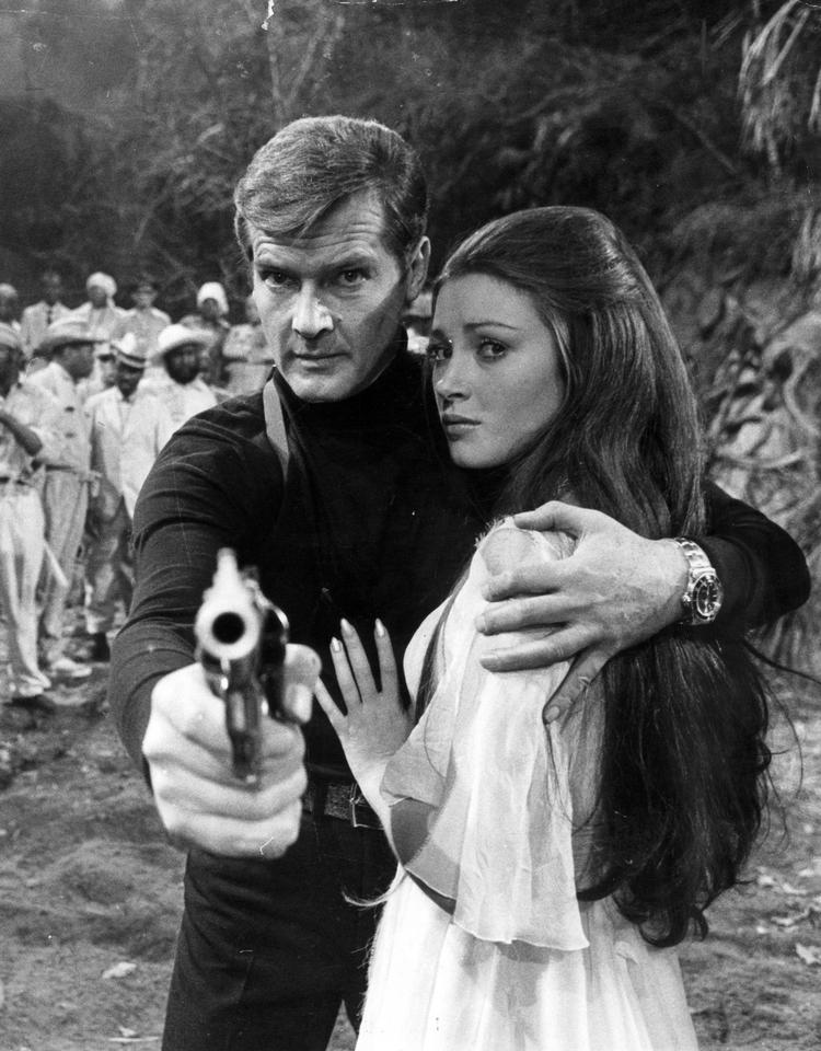 Roger Moore og Jane Seymour i Agent 007-filmen "Live and let die" (Lev og lad dø) fra 1973.  Foto: Pr/PR