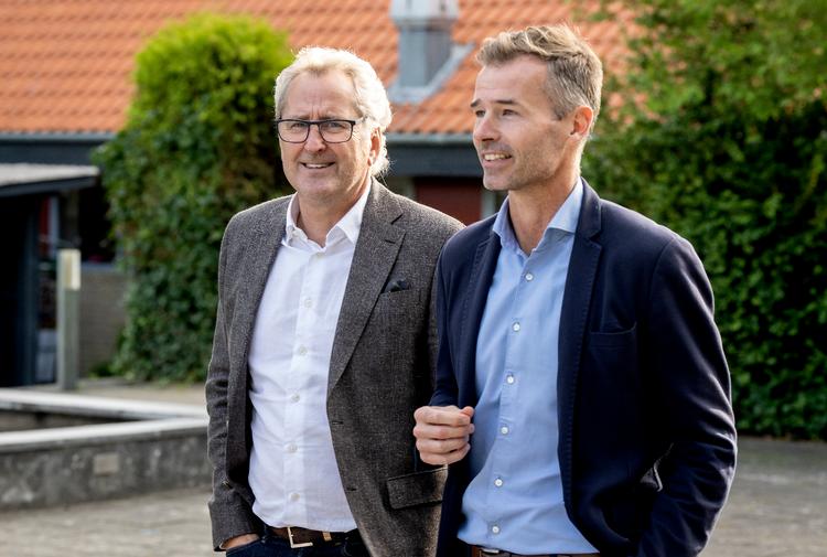 Der var smil og sol, da AaB-direktør Thomas Bælum (th.) tog imod klubbens nye træner, svenske Erik Hamrén, i efteråret 2022, men klubbens resultater har indtil videre været en skuffelse for AaB-fans. Foto: René Schütze/Fotograf René Schütze