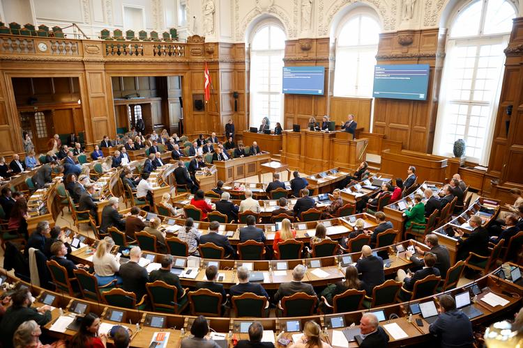 Et flertal i Folketinget vedtog tirsdag at omdanne store bededag til en arbejdsdag fra næste år. Undervejs i debatten viste flere partier deres sande kulør i sagen. Foto: Jens Dresling