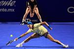 Under sit opgør mod amerikanske Ben Shelton i 1. runde ved turneringen i Acapulco måtte Holger Rune flere gange ud i de stillinger, der kan være ekstremt belastende for fysikken. Men den danske tennisprofil kom fint igennem strabadserne.  Foto: David Guzman/Ritzau Scanpix