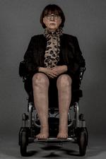 Lisbet Lange er 76 år og har kæmpet mod følgerne af polio, siden hun blev ramt i 1948. ”Fra jeg begyndte i gymnasiet, har jeg altid gået i bukser. Så kunne jeg gemme det tynde ben. Selvfølgelig har det alligevel været tydeligt.” Foto: Christian Falck Wolff