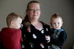 Stina Moisen er enlig mor til tre børn, og som kontanthjælpsmodtager har hun svært ved at få økonomien til at hænge sammen.  Foto: Lene Esthave