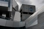 Musikkens Hus i Aalborg, der åbner 28. marts, er et storstilet arkitektonisk projekt og skal være Jyllands svar på Operaen. Den internationalt anerkendte arkitekt Wolf Prix har tegnet bygningen, der har været mange år undervejs.
Musikhusdirektør Lasse Rich Hemmingsen glæder sig til, at publikum fylder den store, kunstfærdige koncertsal til åbningen på lørdag.   
Fotos: Joachim Ladefoged Foto: Joachim Ladefoged