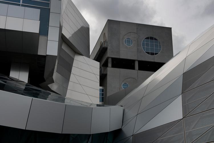 Musikkens Hus i Aalborg, der åbner 28. marts, er et storstilet arkitektonisk projekt og skal være Jyllands svar på Operaen. Den internationalt anerkendte arkitekt Wolf Prix har tegnet bygningen, der har været mange år undervejs.
Musikhusdirektør Lasse Rich Hemmingsen glæder sig til, at publikum fylder den store, kunstfærdige koncertsal til åbningen på lørdag.   
Fotos: Joachim Ladefoged Foto: Joachim Ladefoged
