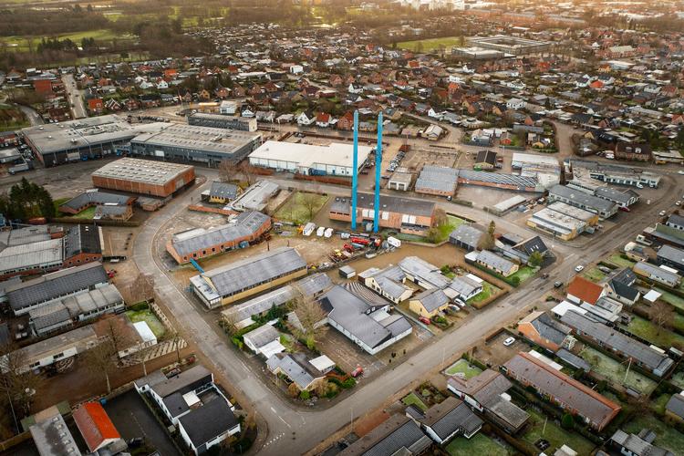 I dette industriområde i det nordøstlige Herning har en nu nedlagt forkromningsvirksomhed tidligere haft aktivitet i to bygninger. Ved den ene bygning har spild af væske fra forkromningsprocessen skabt en PFAS-forurening, der gør, at Region Midtjylland i en boring har målt op mod 100.000 gange grænseværdien for PFAS-stoffet PFOS. Foto: Niels Åge Skovbo  