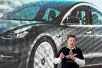 Elon Musk taler ved fremvisningen af Teslas model 3-biler på fabrikken i Shanghai i januar 2020. Foto: Aly Song/Ritzau Scanpix