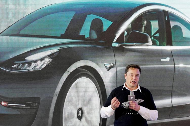 Elon Musk taler ved fremvisningen af Teslas model 3-biler på fabrikken i Shanghai i januar 2020. Foto: Aly Song/Ritzau Scanpix