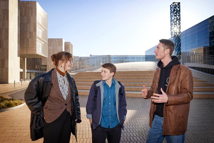 Helga Maria Ishøy Carstens, Luka Selchau og Jacob Hviid taler om regeringens nye universitetsudspil, som de alle er kritiske overfor. Foto: Jens Dresling