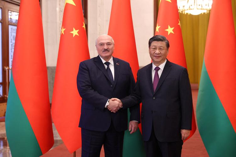Belarus' præsident Aleksandr Lukasjenko (tv.) har netop været i Kina for at indgå en stribe nye aftaler med Kinas præsident Xi Jinping.  Foto: Belta/Ritzau Scanpix