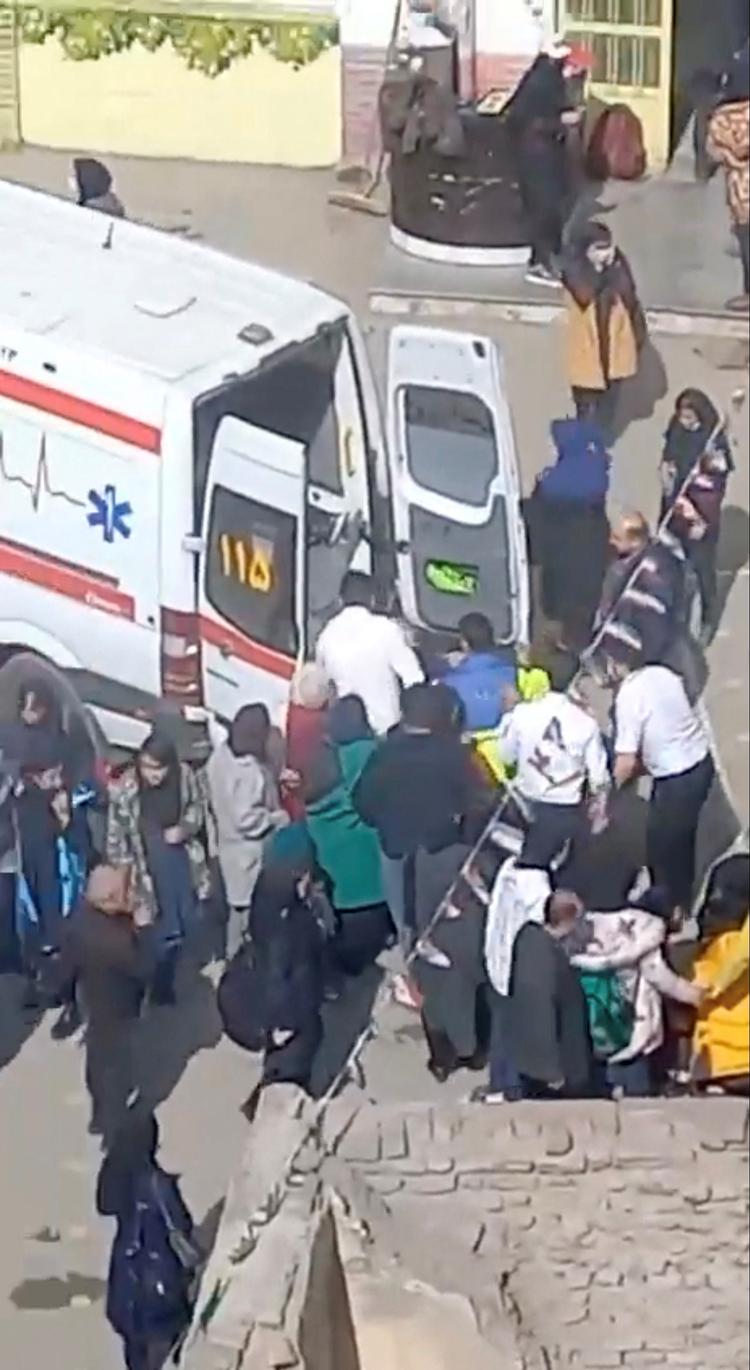 Forgiftet og nu på vej til hospitalet - fra en pigeskole ved Ardabil i Iran.
     Foto: Social Media/Ritzau Scanpix