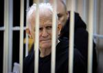 Ales Bjaljatski modtog sidste år Nobels Fredspris. Fredag blev han idømt 10 års fængsel for at hjælpe oppositionen i Belarus. Foto: Vitaly Pivovarchyk/Ritzau Scanpix