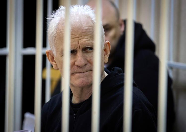 Ales Bjaljatski modtog sidste år Nobels Fredspris. Fredag blev han idømt 10 års fængsel for at hjælpe oppositionen i Belarus. Foto: Vitaly Pivovarchyk/Ritzau Scanpix