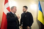 Lars Løkke Rasmussen, der her taler med Ukraines leder, har sat sig i udenrigsministerstolen med den autoritet, man har som partiejer. Foto: Mads Nissen