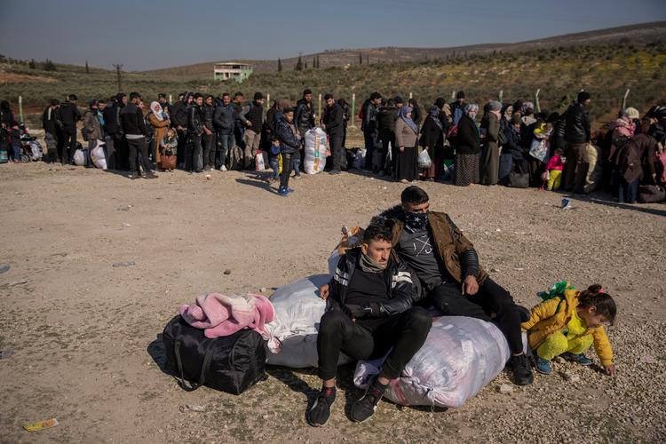 Syriske flygtninge krydser grænsen mellem Tyrkiet og Syrien for et par uger siden efter jordskælvet.  Foto: Alessio Paduano