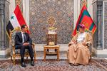 Omans Sultan Haitham bin Tariq (th.) besøger den syriske magthaver, Bashar al-Asad efter det ødelæggende jordskælv i grænselandet mellem Tyrkiet og Syrien.. Foto: Oman News Agency/Ritzau Scanpix