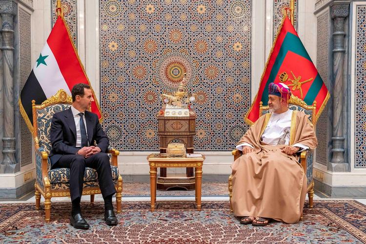 Omans Sultan Haitham bin Tariq (th.) besøger den syriske magthaver, Bashar al-Asad efter det ødelæggende jordskælv i grænselandet mellem Tyrkiet og Syrien.. Foto: Oman News Agency/Ritzau Scanpix