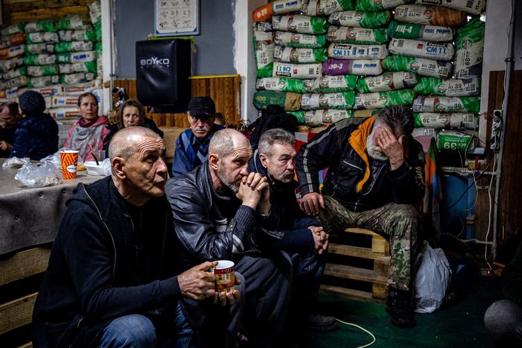 Ukrainere ser tv i et humanitær center i byen Bakhmut, som russiske styrker forbereder indtagelsen af efter syv måneders ødelæggelseskrig. Foto: Dimitar Dilkoff/Ritzau Scanpix